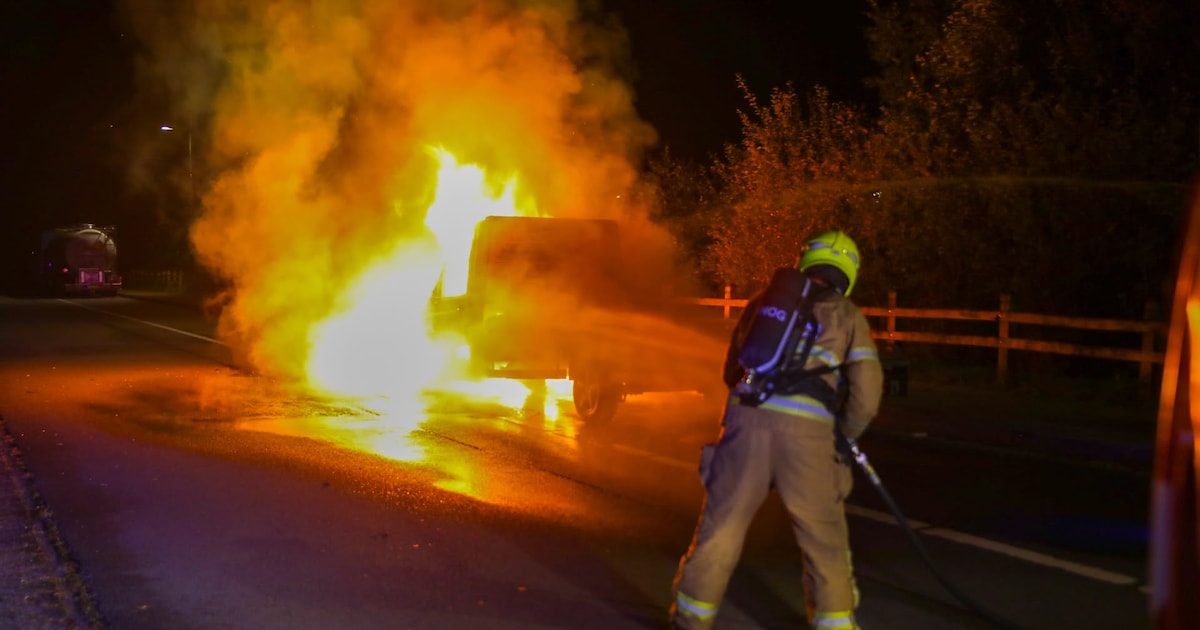 Autotransporter gaat volledig verloren bij nachtelijke brand in Apeldoorn