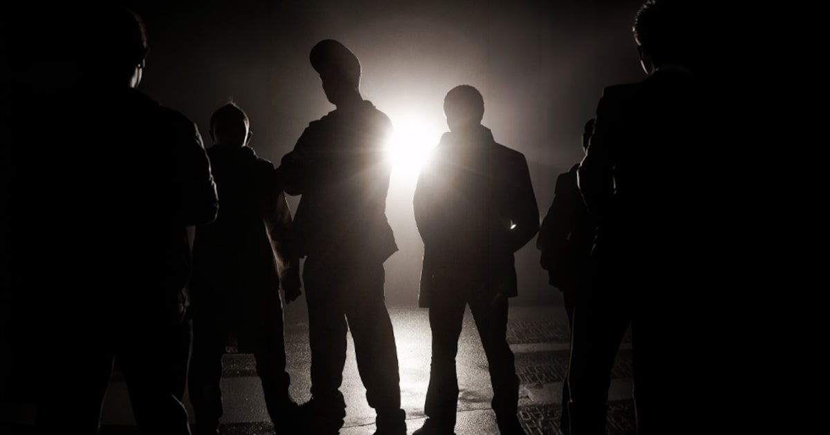 Bewoner thuis mishandeld door zes jonge mannen, politie dreigt beelden openbaar te maken