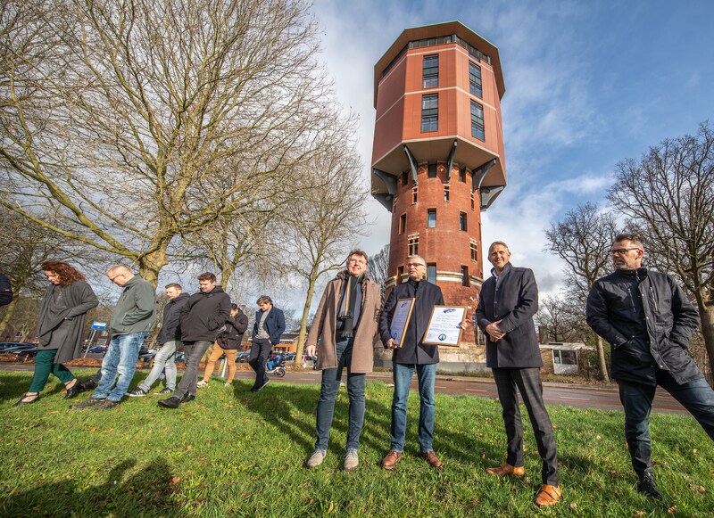 Uitreiking van De Pluim door de Vrienden van de Stadskern aan Rob Mortitz (vierde van rechts) en Mark Broekhuizen van Nijhuis Bouw (tweede van rechts).