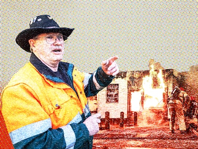 LUISTER | Iets na middernacht ruikt Frank rook, hij twijfelt maar kijkt toch: dan slaan de vlammen a