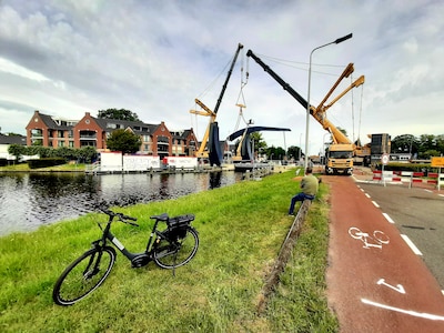 De brug in Vroomshoop heeft zijn kromme rug weer terug
