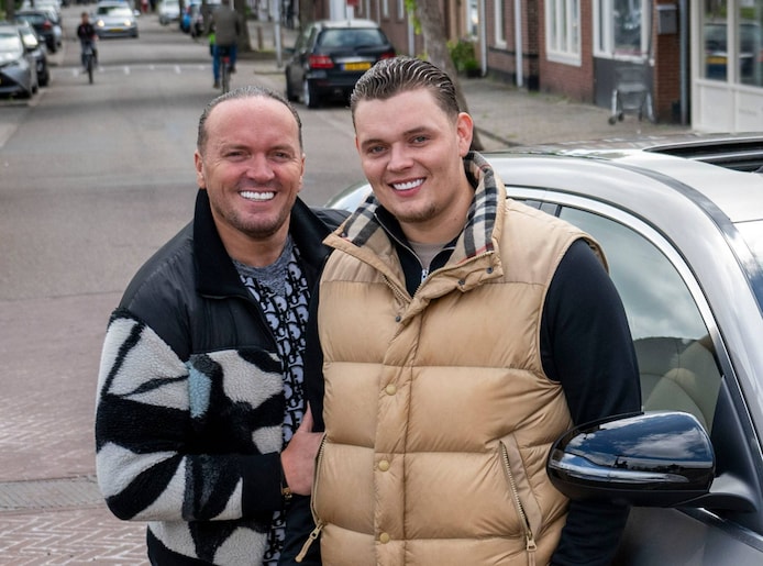 volkszanger-frank-van-etten-links-en-zoon-jamy-bij-het-pand-aan-de-bornerbroeksestraat-waarin-de-autoshowroom-komt