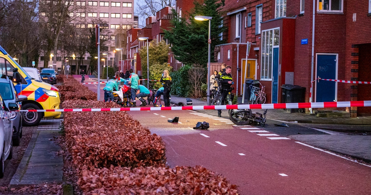 Twee brommerrijders aangereden door auto op de Dokkumlaan in Almere