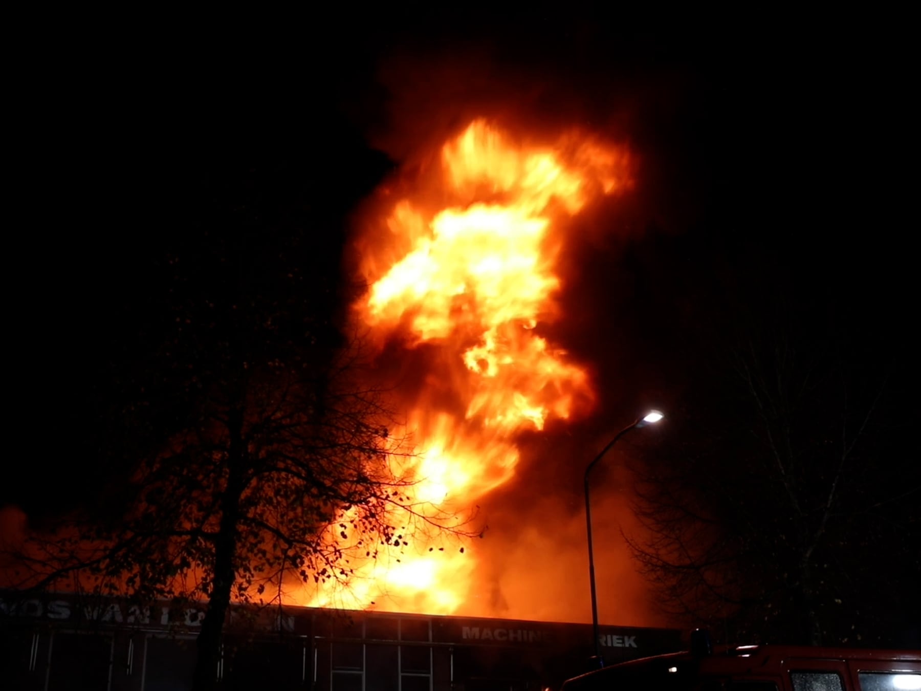 Grote brand in opslag van supermarkt in Apeldoorn