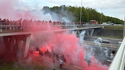 Gigantische drukte bij de A1 en A35 door uitzwaai FC Twente