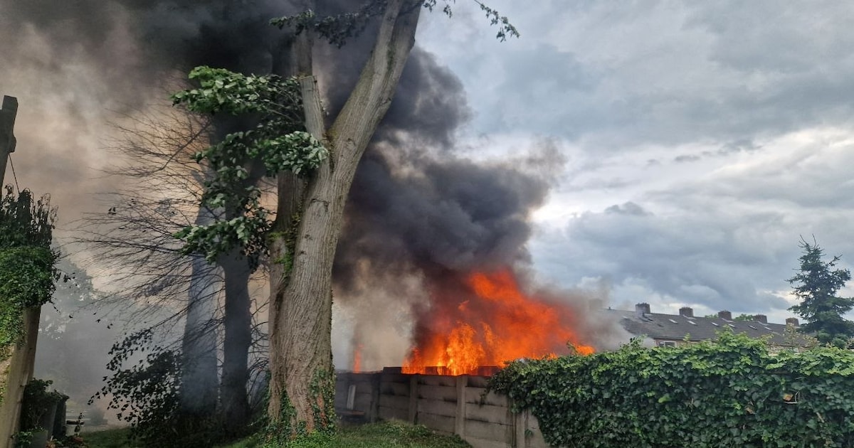 Zwarte rookwolken bij brand in schuurtjes aan Van Haagenstraat in Beneden-Leeuwen