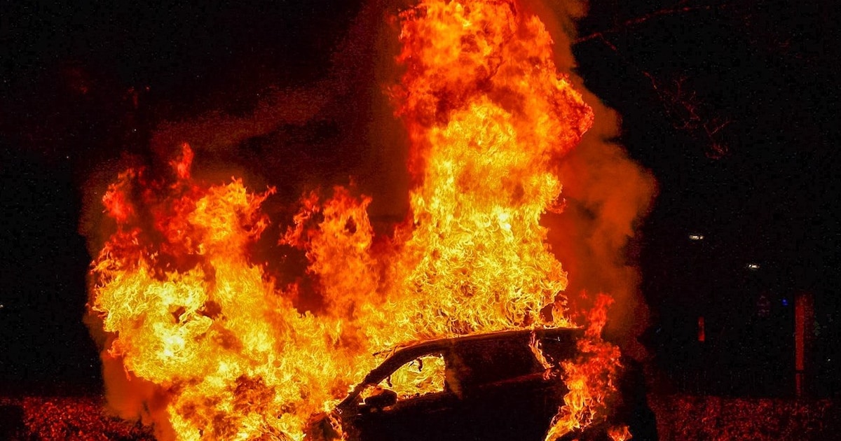 Metershoge vlammen verwoesten geparkeerde auto aan de Rederijkershoeve in Apeldoorn
