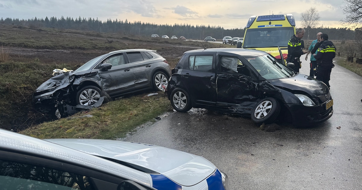 Twee auto’s botsen op Holterweg, weg afgesloten