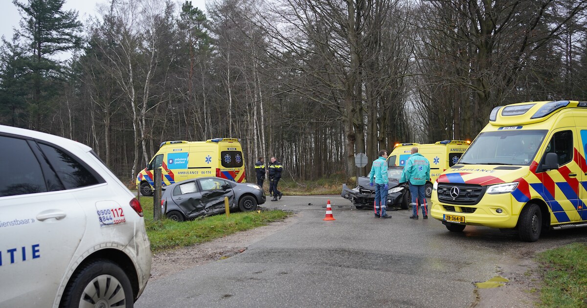Botsing op kruising in Wesepe: twee auto’s zwaar beschadigd, geen gewonden