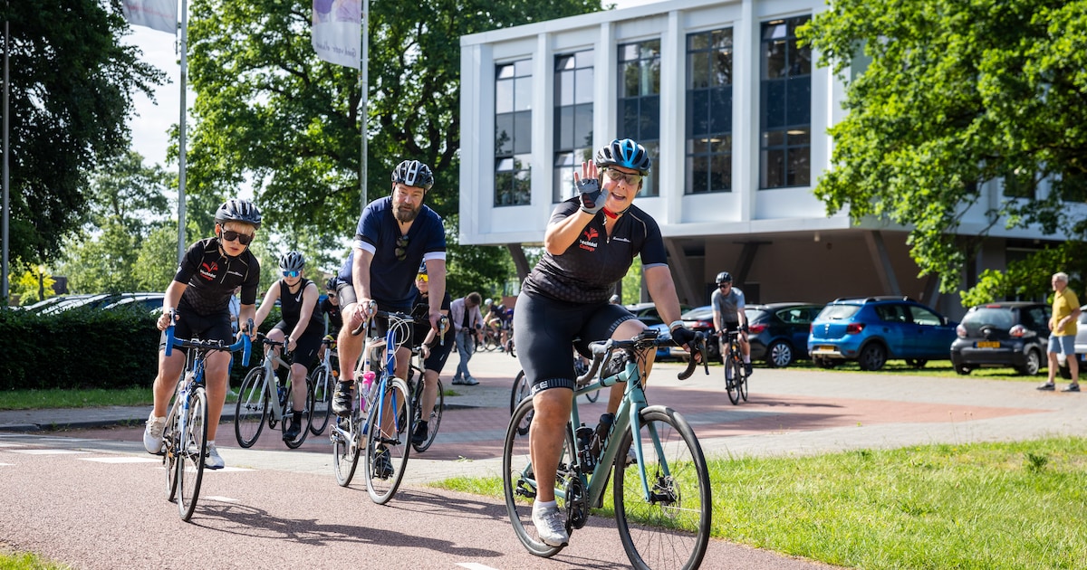 Van Vaals naar Ommen op de fiets: Jorg (13) haalt 3600 euro op voor zijn moeder met kanker