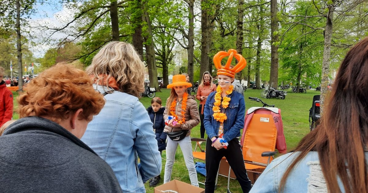 Fiets parkeren, plassen en meer: 5 x onmisbare tips voor Koningsdag in Apeldoorn