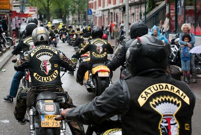 Hesje en sticker op motor verwijzen naar verboden motorclub 