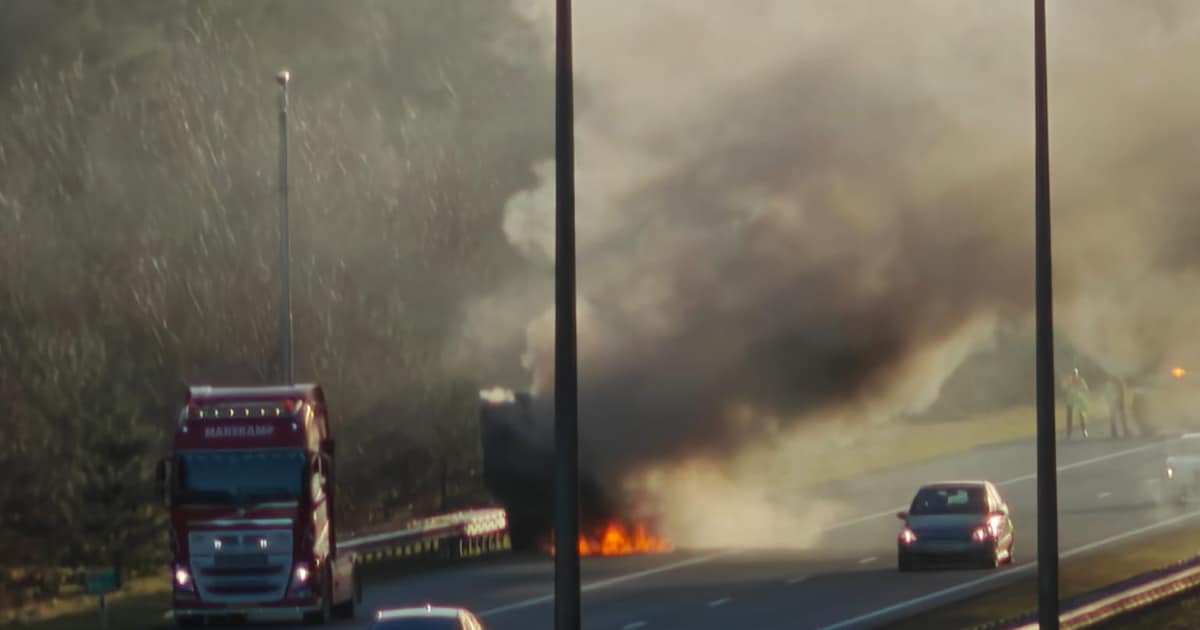 Veel rook op A50 bij Loenen door brandende vrachtwagen, twee rijstroken dicht