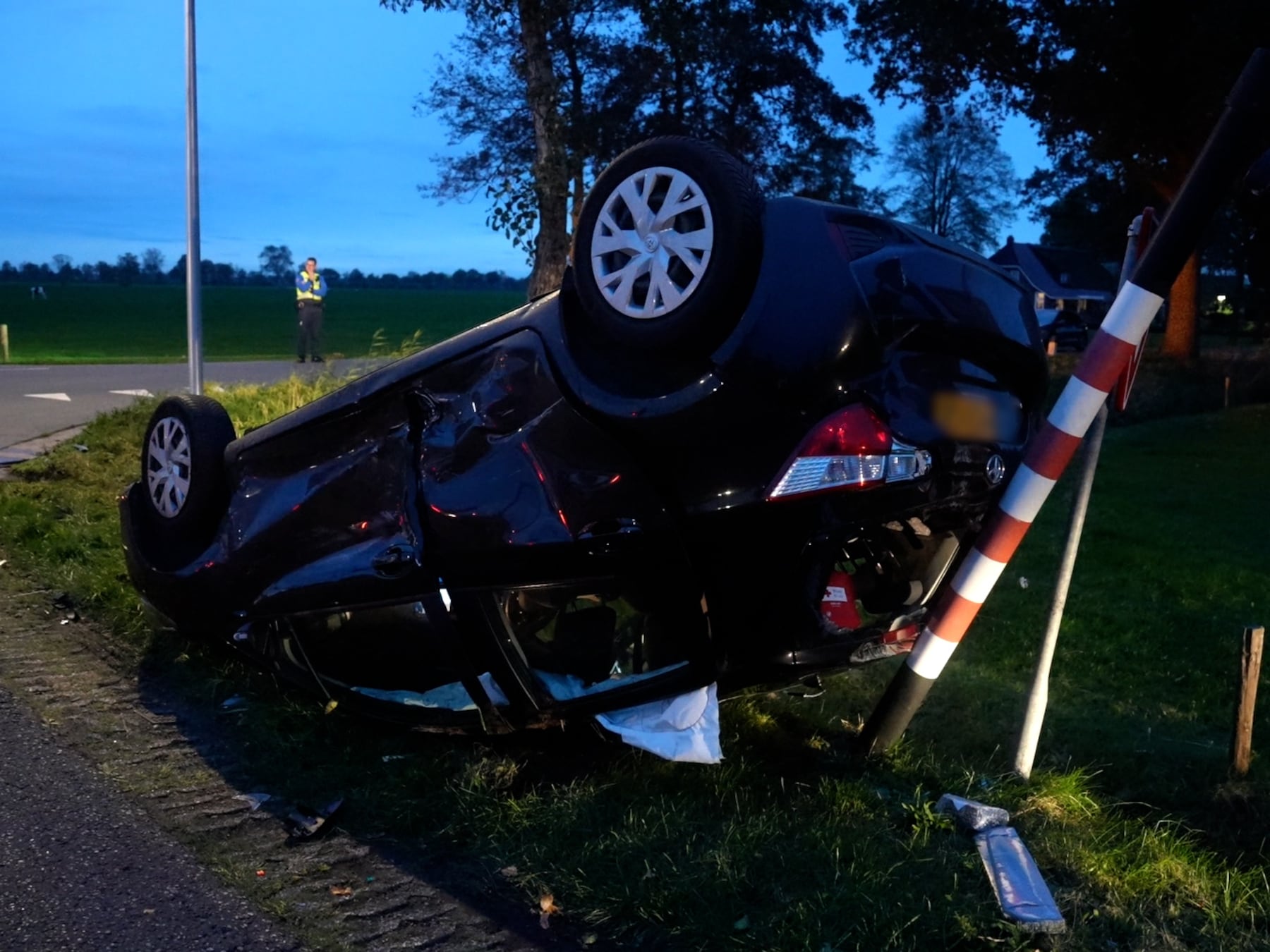 Auto op de kop bij botsing met busje bij Punthorst