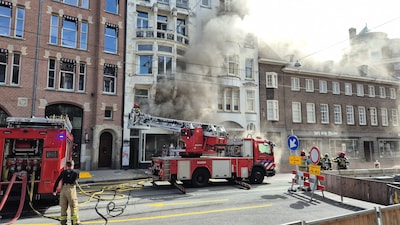 Grote brand in winkelpand in Amsterdamse binnenstad