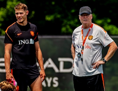 LIVE | Bondscoach Ronald Koeman en Micky van de Ven blikken 