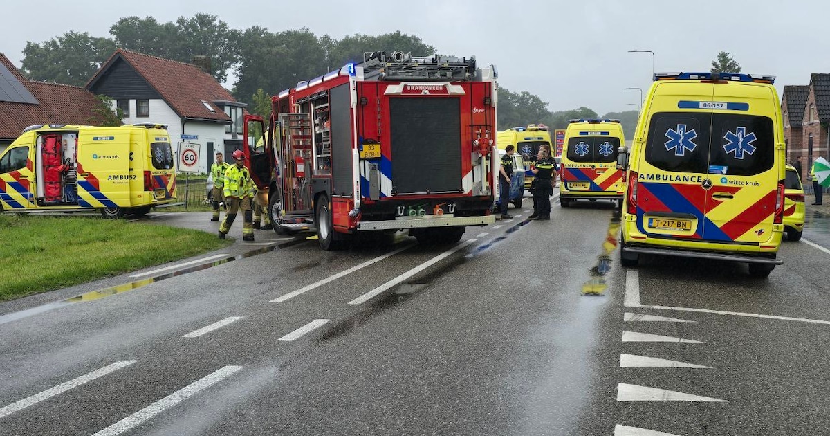 Traumahelikopter landt bij ernstig ongeval met oldtimerbusje, drie kinderen naar het ziekenhuis.