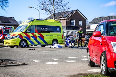 Motorrijder ernstig gewond na botsing met auto in Klazienaveen