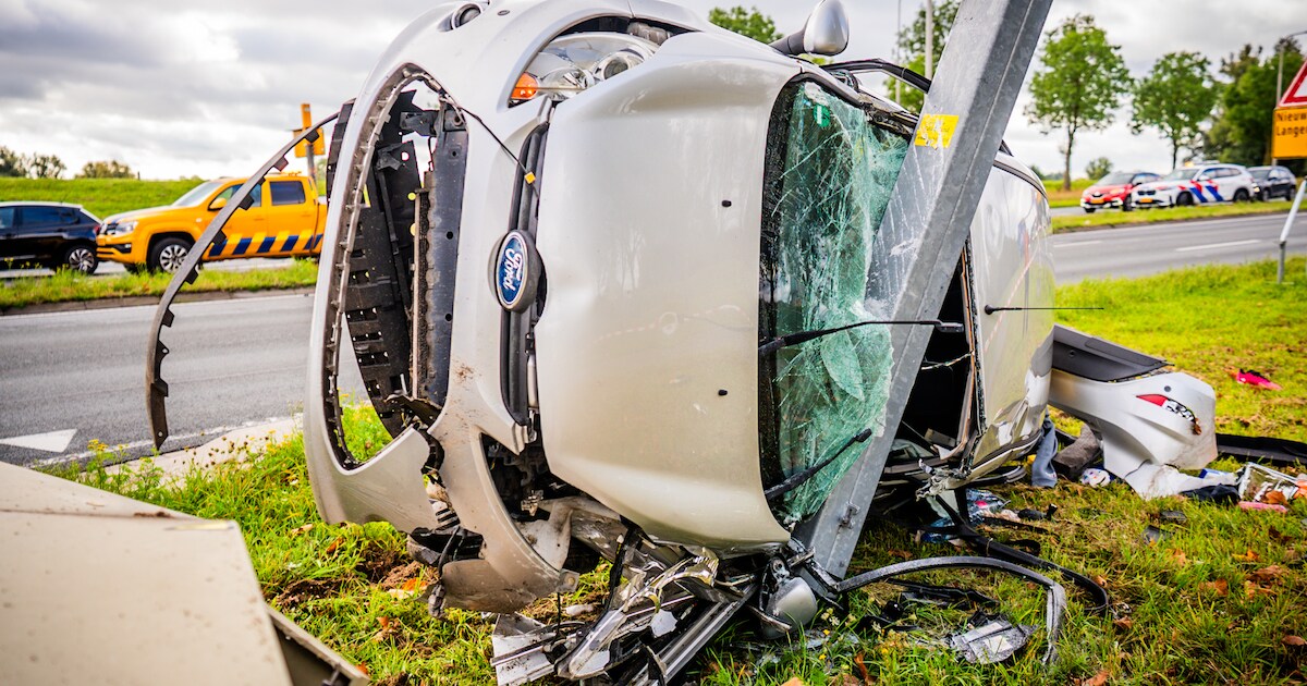 Ernstig ongeval op Pleijroute: bestuurder komt gekanteld tegen flitspaal en moet naar het ziekenhuis.