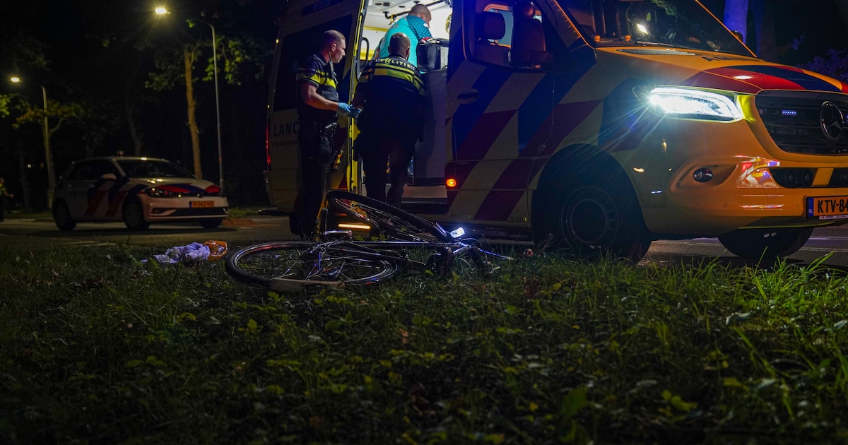 Fietser met spoed naar ziekenhuis na aanrijding in Zutphen