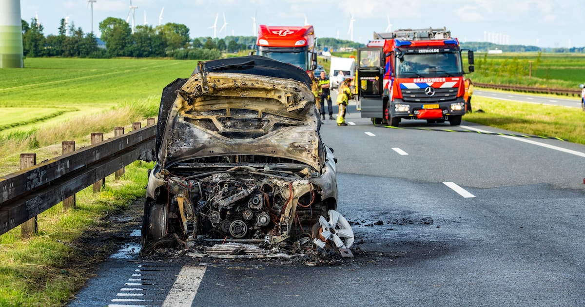 Auto brandt uit midden op de N305 bij Zeewolde
