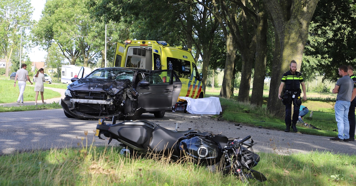 Frontale botsing in IJsselmuiden: motorrijder gewond naar ziekenhuis