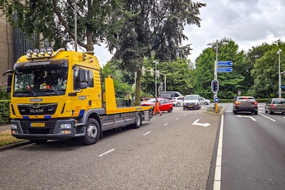 Auto botst tegen boom op Blekerssingel in Amersfoort