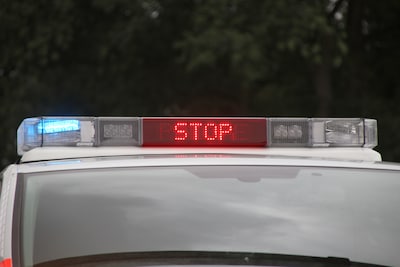 Man negeert stopteken, fiets van omstander helpt agenten in Zwolle