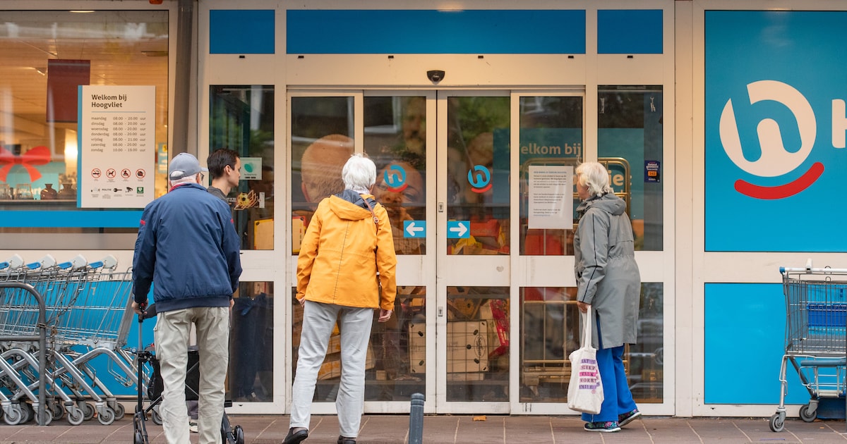 Hoogvliet in Soest plots dicht: medewerkers plakken ramen af met vuilniszakken