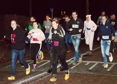 Klompenrace Rouveen brengt dit jaar ‘Romantiek an Diek’