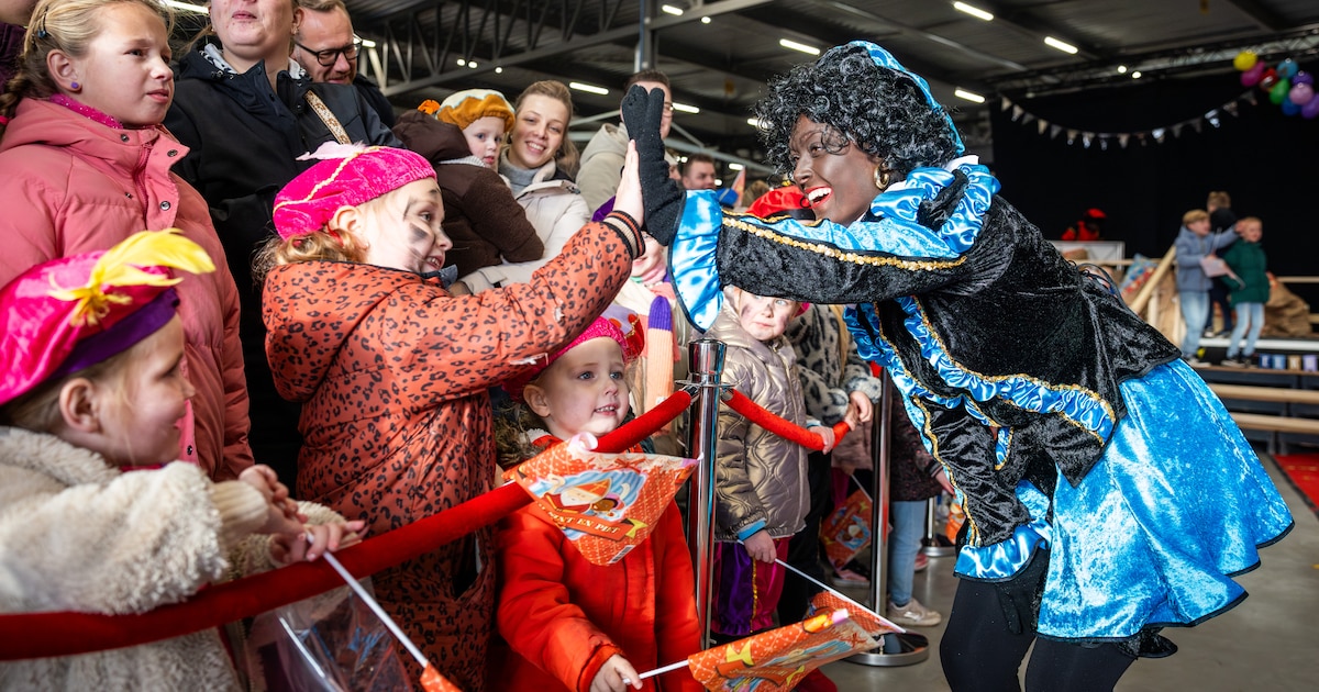 Met 90 zwarte pieten viert Staphorst intocht van sinterklaas: ‘We willen geen bemoeienis’