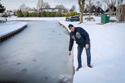 Schots en scheve beschoeiing zorgt voor frustratie in dit dorp: ‘Om te janken’