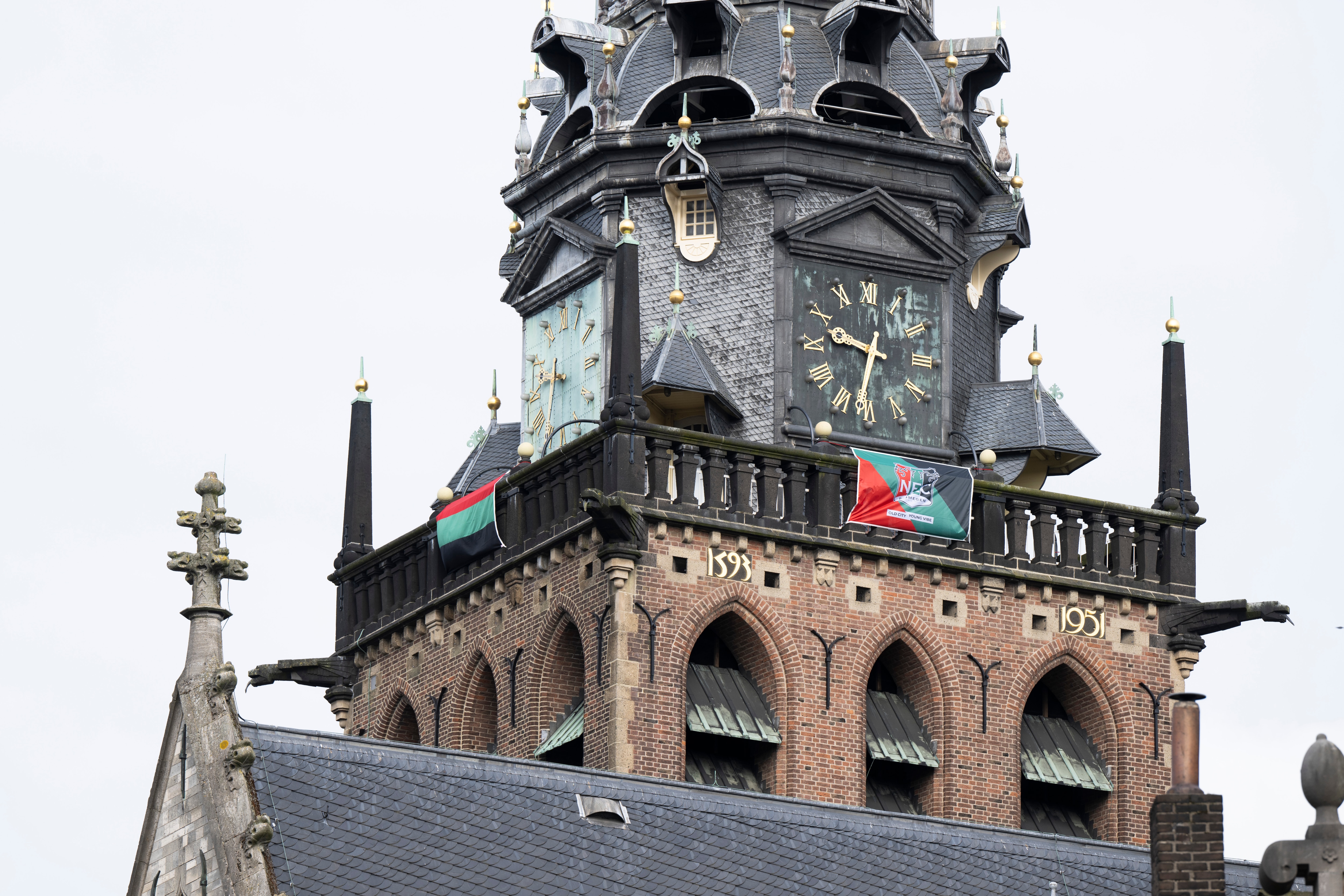 Ik geniet van de vlaggen en de versierde straten