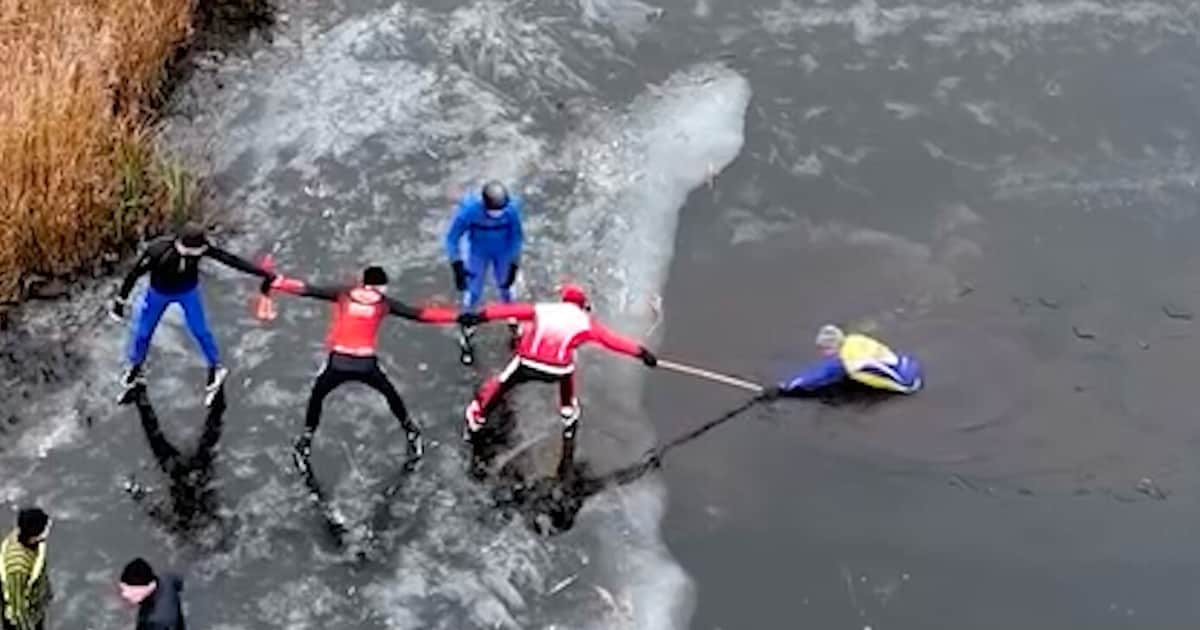 KIJK | Schaatsers sleuren man uit wak in de Weerribben