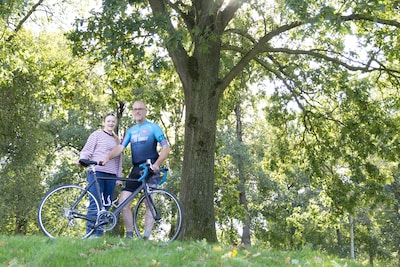 Han fietst honderden kilometers voor Nierstichting: ‘Een nier geven, dat dóe je voor je kind’