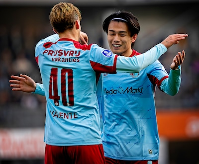 Feyenoord boekt monsterzege bij Heracles: jubileumgoal en hattrick Ayase Ueda