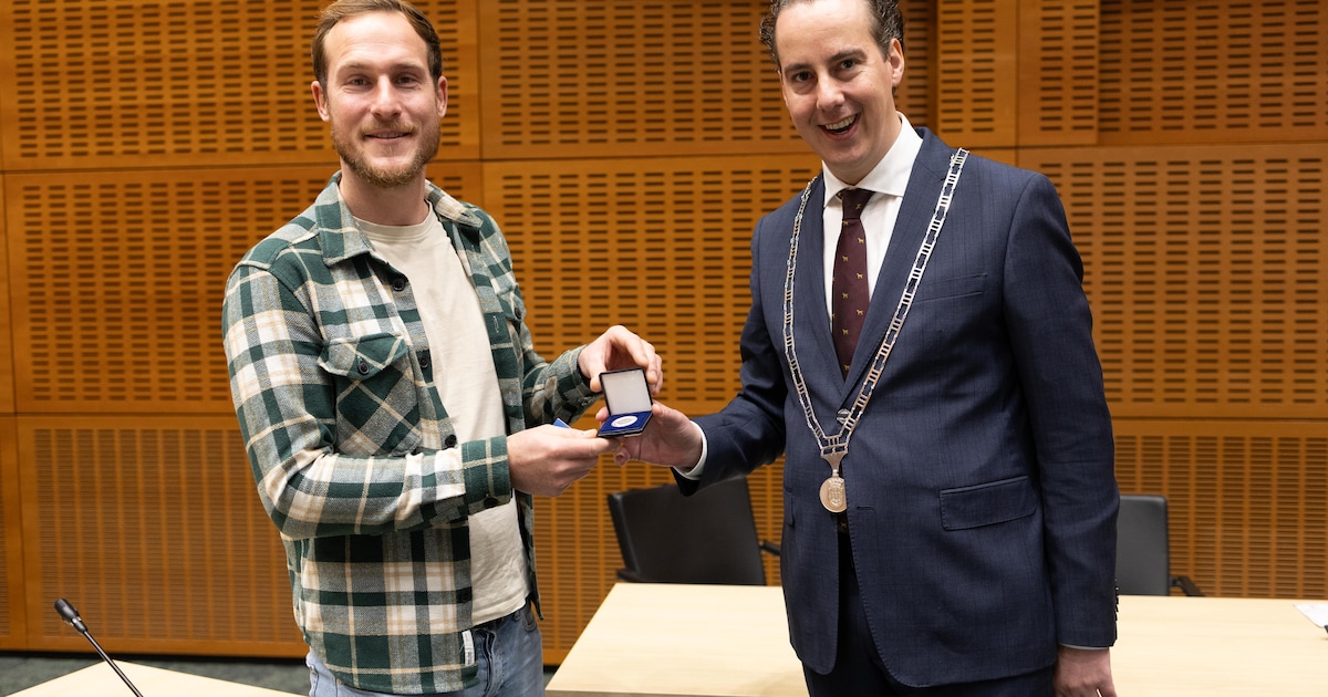 Meppelaar die vrouw uit zinkende auto redde onderscheiden