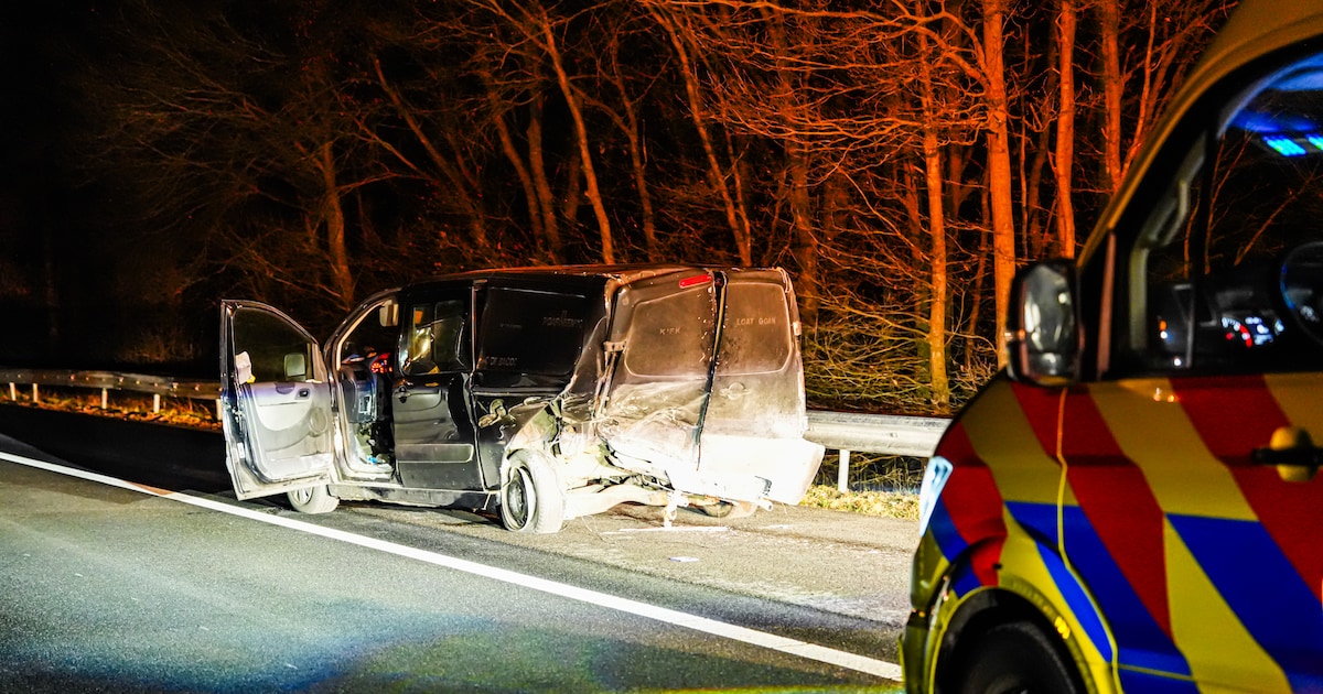 Auto botst tegen bestelbus op de A28 in Hoogeveen
