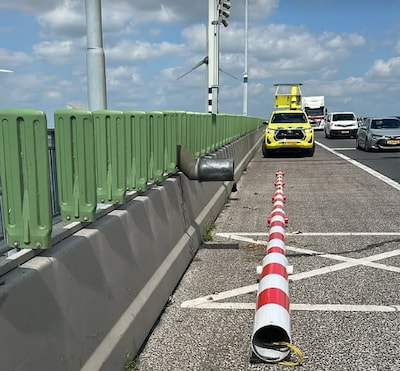 Automobilisten wachten niet op monteur en schroeven zelf haperende slagboom los op Ketelbrug