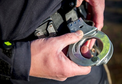 Politie valt binnen en arresteert vijf verdachten, wapens en gestolen gereedschap gevonden