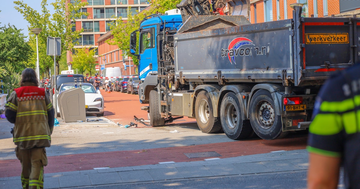 Fietser zwaar gewond na botsing met vrachtwagen aan Ruys de Beerenbrouckstraat in Amsterdam