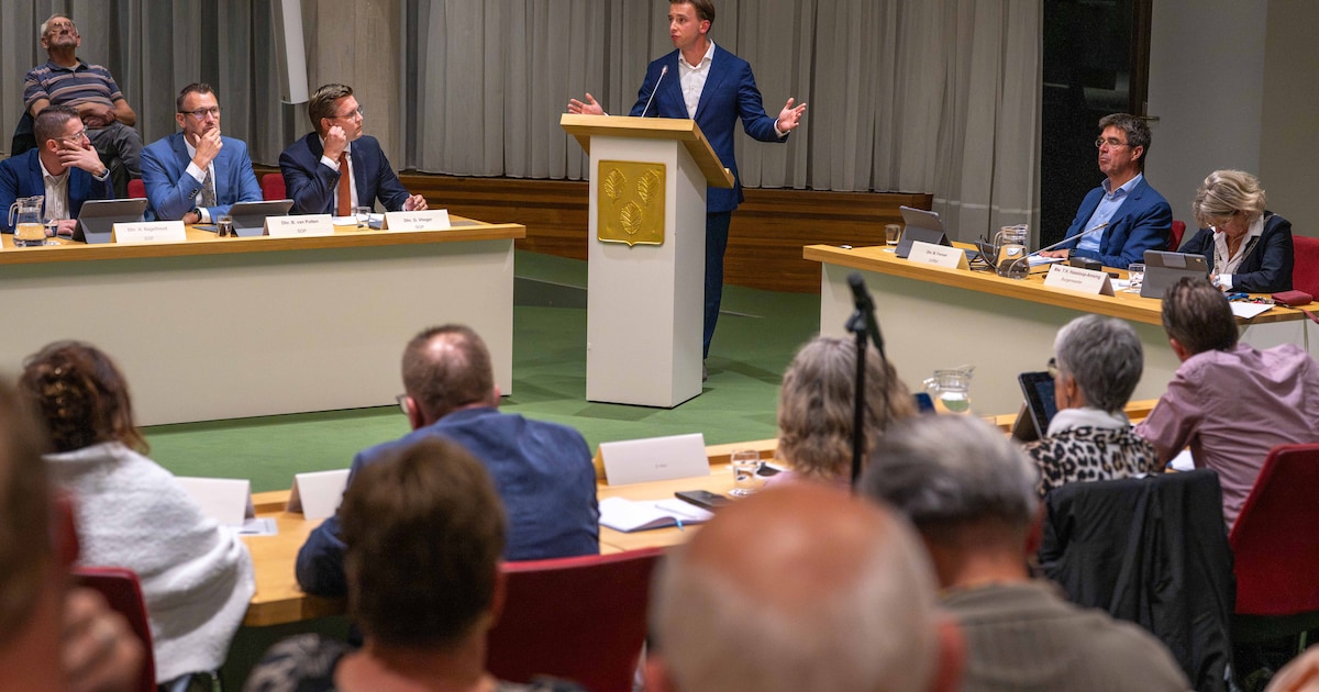 Wethouder Tom de Nooijer dacht aan stoppen na kalasjnikov-foto: ‘Duizend keer voor de kop geslagen’