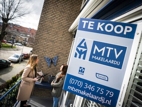 Een belangstellende voor een woning krijgt een rondleiding.