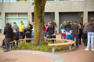 Enkele tientallen demonstranten bij gemeentehuis Epe, protest en avondvierdaagse verlopen zonder pro