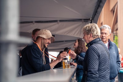 Marktplein Apeldoorn vult zich langzaam voor Bevrijdingsfestival: ‘Vanavond gaan we knallen’