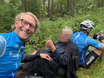 Zwols wielerclubje vindt vermiste man in het bos: ‘Hij zwaai