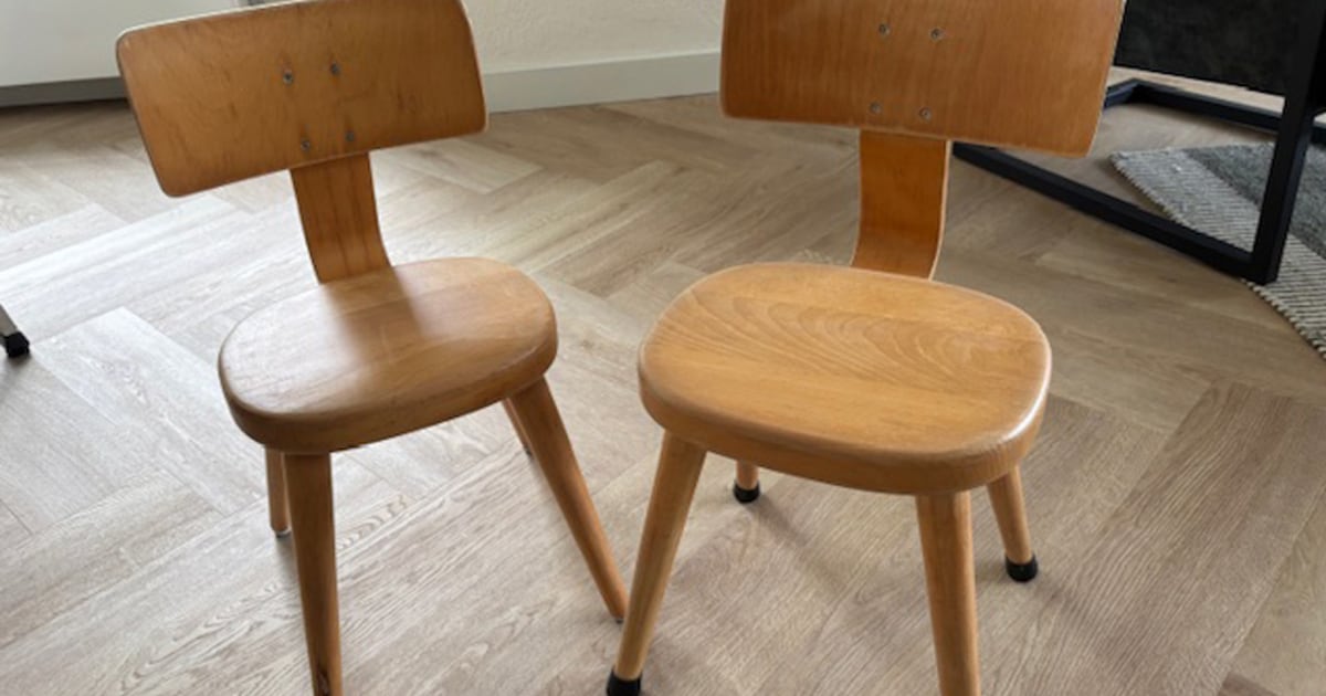 Op deze plek kun je terecht voor twee schoolstoeltjes en wie helpt een lezer aan bidprentjes?