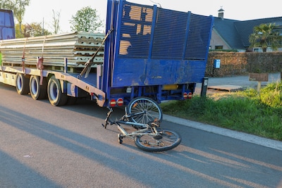 Fietser botst tegen achterkant van trailer op de Breihutterweg in Kootwijkerbroek