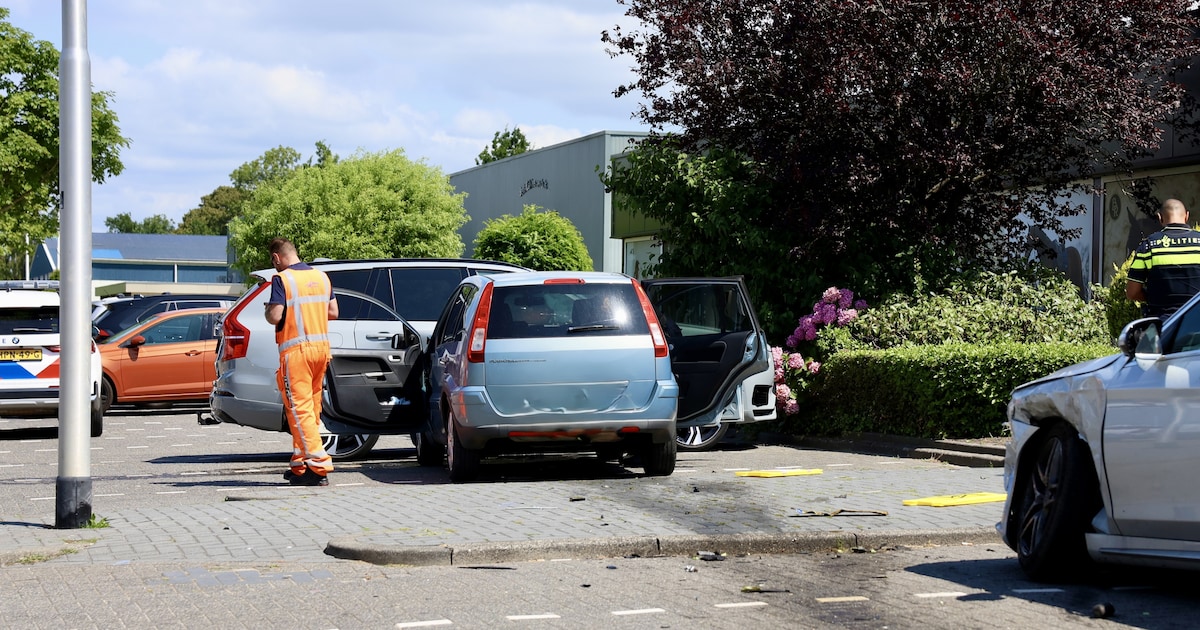 Automobilist wordt onwel en ramt twee auto’s