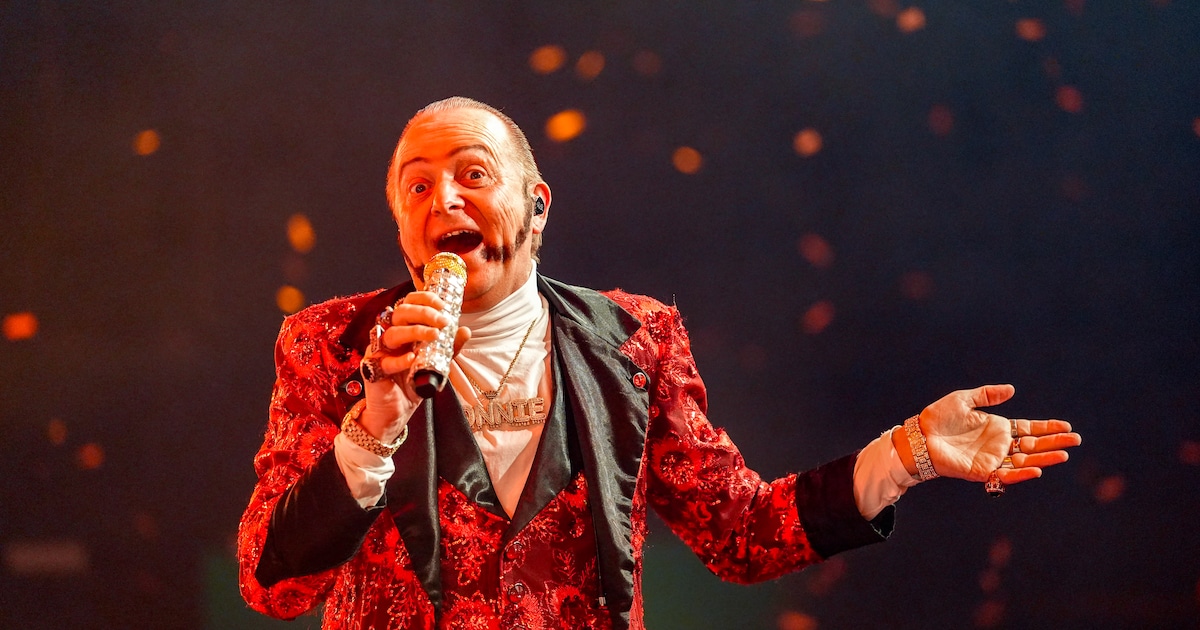 Nijmegenaar Ronnie Ruysdael houdt fout kerstfeest in De Vasim: ‘Mijn glitterpak verraadt natuurlijk 